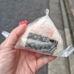 手に持った三角おにぎり